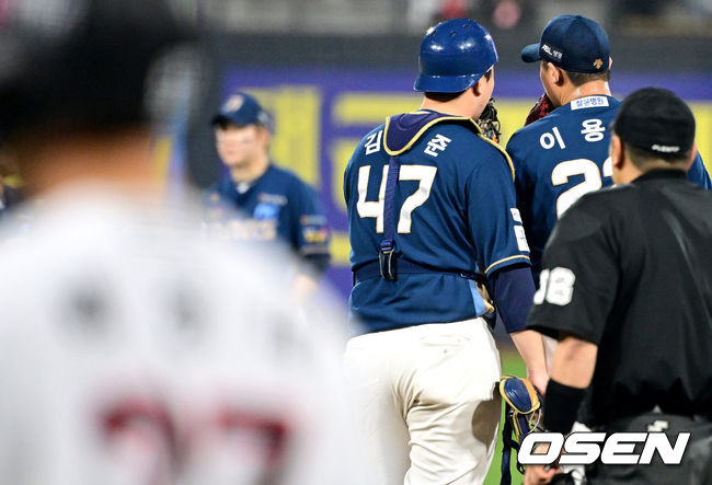 31일 오후 수원 KT위즈파크에서 ‘2023 신한은행 SOL KBO 포스트시즌 플레이오프’ 2차전 KT 위즈와 NC 다이노스의 경기가 열렸다.9회말 2사 1, 3루 상황 NC 투수 이용찬과 포수 김형준이 마운드에서 대화를 나누고 있다. 2023.10.31 / dreamer@osen.co.kr