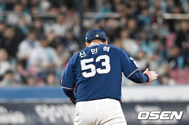 31일 오후 수원 KT위즈파크에서 ‘2023 신한은행 SOL KBO 포스트시즌 플레이오프’ 2차전 KT 위즈와 NC 다이노스의 경기가 열렸다.6회말 2사에서 NC 신민혁이 KT 김상수를 땅볼로 처리하고 환호하고 있다. 2023.10.31 /sunday@osen.co.kr