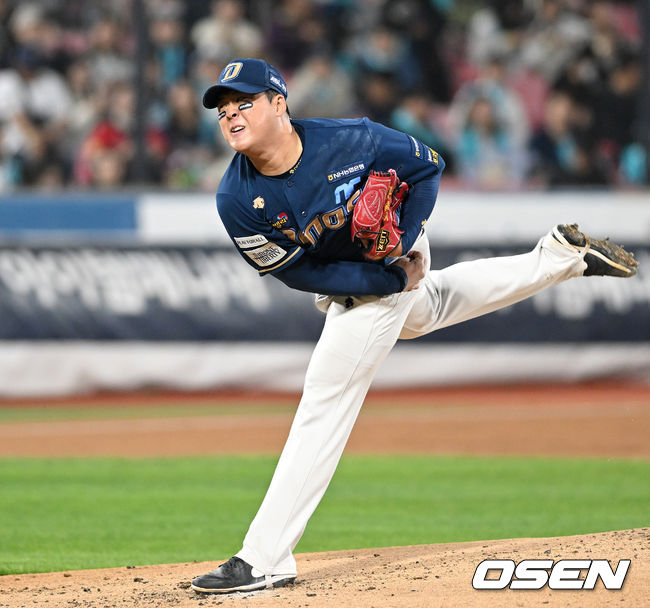 31일 오후 수원 KT위즈파크에서 ‘2023 신한은행 SOL KBO 포스트시즌 플레이오프’ 2차전 KT 위즈와 NC 다이노스의 경기가 열렸다.1회말 무사에서 NC 선발투수 신민혁이 역투하고 있다. 2023.10.31 /sunday@osen.co.kr