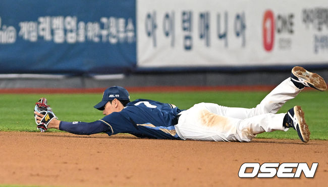 31일 오후 수원 KT위즈파크에서 ‘2023 신한은행 SOL KBO 포스트시즌 플레이오프’ 2차전 KT 위즈와 NC 다이노스의 경기가 열렸다.9회말 2사 만루에서 NC 김주원이 KT 오윤석을 직선타로 처리하고 있다. 2023.10.31 /sunday@osen.co.kr