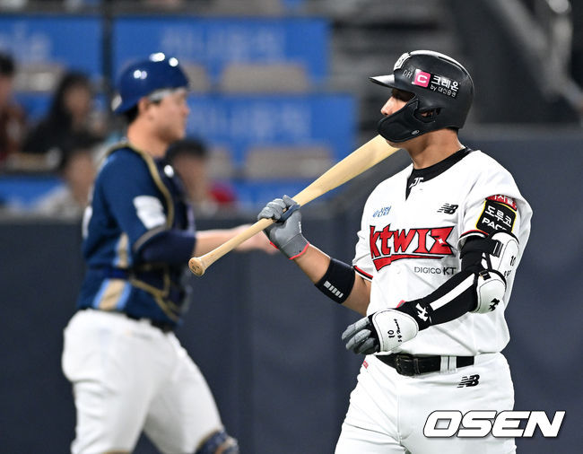 31일 오후 수원 KT위즈파크에서 ‘2023 신한은행 SOL KBO 포스트시즌 플레이오프’ 2차전 KT 위즈와 NC 다이노스의 경기가 열렸다.1회말 1사에서 KT 황재균이 파울 플라이로 물러나며 아쉬워하고 있다. 2023.10.31 /sunday@osen.co.kr