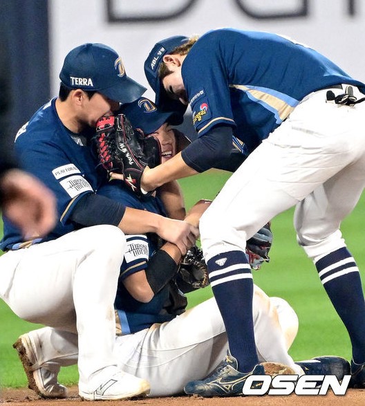 김주원의 호수비가 나오자 2루수 박민우와 3루수 서호철이 달려와 얼싸안으며 기뻐하고 있다. 2023.10.31 / dreamer@osen.co.kr