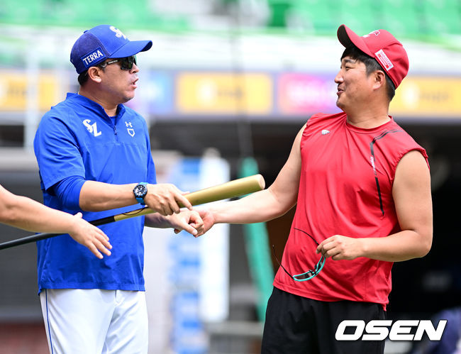 25일 오후 인천 SSG랜더스필드에서 ‘2023 신한은행 SOL KBO리그’ SSG 랜더스와 삼성 라이온즈의 경기가 열린다.경기를 앞두고 삼성 이병규 코치와 SSG 이진영 코치가 인사를 나누고 있다. 2023.06.25 / dreamer@osen.co.kr