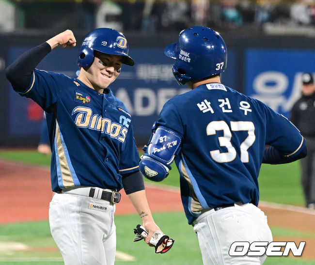 31일 오후 수원 KT위즈파크에서 ‘2023 신한은행 SOL KBO 포스트시즌 플레이오프’ 2차전 KT 위즈와 NC 다이노스의 경기가 열렸다.1회초 1사 1루 상황 NC 박건우가 선제 좌월 투런포를 날리고 박민우와 인사 나누고 있다. 2023.10.31 / dreamer@osen.co.kr