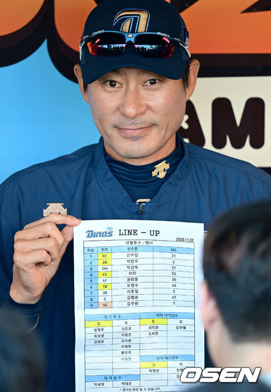 2일 오후 창원 NC파크에서 ‘2023 신한은행 SOL KBO 포스트시즌 플레이오프’ 3차전 NC 다이노스와 KT 위즈의 경기가 열린다.경기를 앞두고 NC 강인권 감독이 라인업을 공개하고 있다. 2023.11.02 / dreamer@osen.co.kr