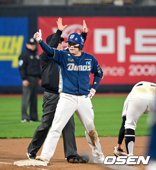 30일 오후 수원 KT위즈파크에서 ‘2023 신한은행 SOL KBO 포스트시즌 플레이오프’ 1차전 KT 위즈와 NC 다이노스의 경기가 열렸다.4회초 2사 1, 2루 상황 NC 권희동이 달아나는 2타점 우중간 3루타를 날리고 3루에 안착한 뒤 기뻐하고 있다. 2023.10.30 / dreamer@osen.co.kr