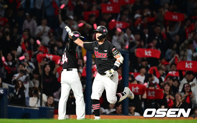 2일 오후 창원 NC파크에서 ‘2023 신한은행 SOL KBO 포스트시즌 플레이오프’ 3차전 NC 다이노스와 KT 위즈의 경기가 열렸다.2회초 1사 1루 상황 KT 배정대가 선제 좌월 투런포를 날리고 그라운드를 돌며 기뻐하고 있다. 2023.11.02 / dreamer@osen.co.kr