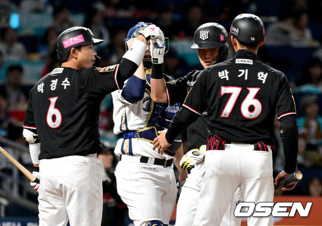 2일 오후 창원 NC파크에서 ‘2023 신한은행 SOL KBO 포스트시즌 플레이오프’ 3차전 NC 다이노스와 KT 위즈의 경기가 열렸다.2회초 1사 1루 상황 KT 배정대가 선제 좌월 투런포를 날리고 홈을 밟은 뒤 박경수와 인사를 나누고 있다. 2023.11.02 / 