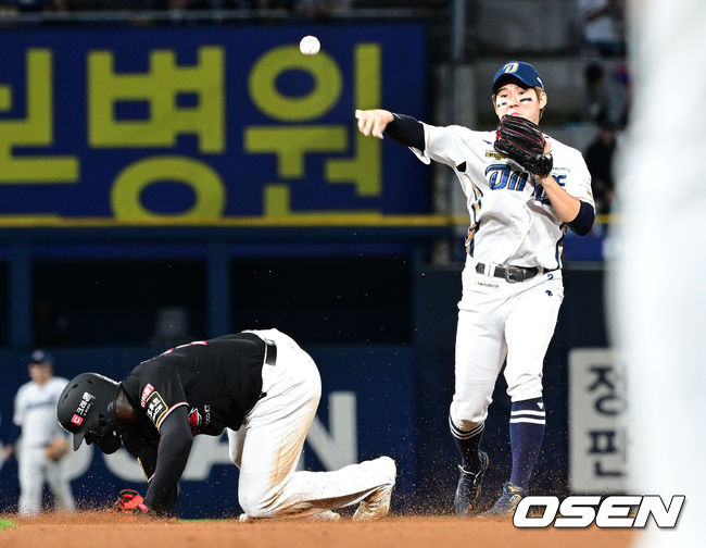 2일 오후 창원 NC파크에서 ‘2023 신한은행 SOL KBO 포스트시즌 플레이오프’ 3차전 NC 다이노스와 KT 위즈의 경기가 열렸다.6회초 무사 1루 상황 KT 박병호의 병살타 때 NC 2루수 박민우가 주자 알포드를 포스아웃 시킨 뒤 1루로 송구하고 있다. 2023.11.02 / dreamer@osen.co.kr