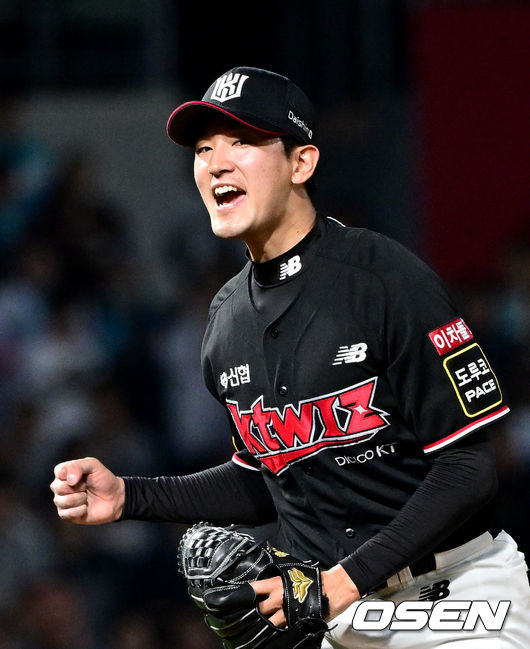 2일 오후 창원 NC파크에서 ‘2023 신한은행 SOL KBO 포스트시즌 플레이오프’ 3차전 NC 다이노스와 KT 위즈의 경기가 열렸다.6회말 2사 1루 상황 NC 박건우를 삼진으로 이끌며 실점없이 이닝을 마무리지은 KT 선발 고영표가 환호하고 있다. 2023.11.02 / dreamer@osen.co.kr