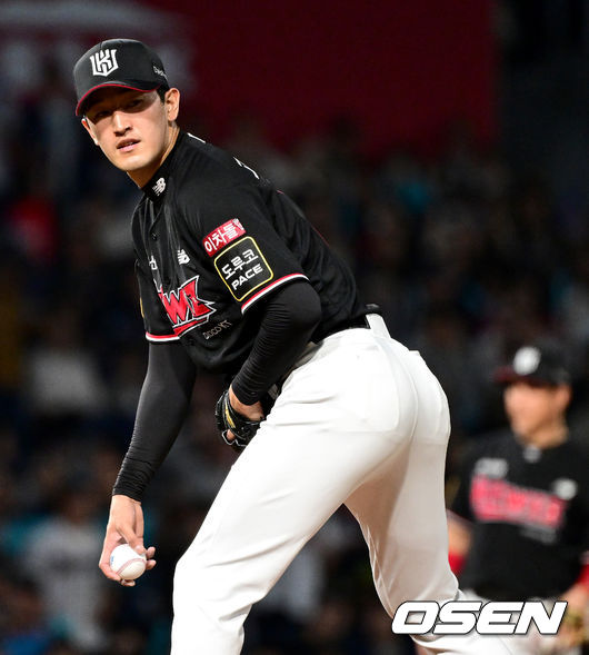 2일 오후 창원 NC파크에서 ‘2023 신한은행 SOL KBO 포스트시즌 플레이오프’ 3차전 NC 다이노스와 KT 위즈의 경기가 열렸다.3회말 2사 1루 상황 NC 박민우 타석 때 KT 선발 고영표가 투구를 준비하고 있다. 2023.11.02 / dreamer@osen.co.kr