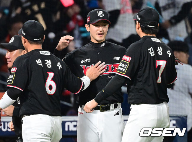 2일 오후 창원 NC파크에서 ‘2023 신한은행 SOL KBO 포스트시즌 플레이오프’ 3차전 NC 다이노스와 KT 위즈의 경기가 열렸다.5회말 1사 1루 상황 KT 선발 고영표가 NC 김형준을 병살타로 이끌며 무실점으로 이닝을 마무리지었다. 2루수 박경수, 유격수 김상수와 인사를 나누는 고영표. 2023.11.02 / dreamer@osen.co.kr