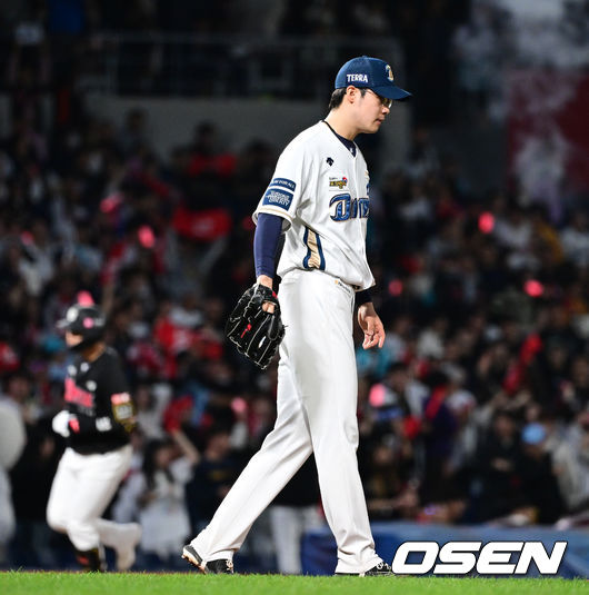 2일 오후 창원 NC파크에서 ‘2023 신한은행 SOL KBO 포스트시즌 플레이오프’ 3차전 NC 다이노스와 KT 위즈의 경기가 열렸다.7회초 무사 선두타자로 나선 KT 문상철에게 좌월 솔로포를 내준 NC 투수 김영규가 아쉬워하고 있다. 2023.11.02 / dreamer@osen.co.kr