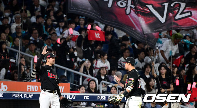 2일 오후 창원 NC파크에서 ‘2023 신한은행 SOL KBO 포스트시즌 플레이오프’ 3차전 NC 다이노스와 KT 위즈의 경기가 열렸다.4회말 2사 주자없는 상황 NC 권희동의 뜬공 타구를 KT 중견수 배정대가 잡아댄 뒤 더그아웃으로 향하며 선발 고영표와 인사 나누고 있다. 2023.11.02 /