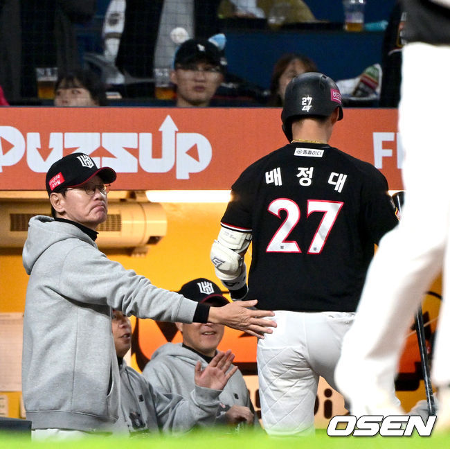 2일 오후 창원 NC파크에서 ‘2023 신한은행 SOL KBO 포스트시즌 플레이오프’ 3차전 NC 다이노스와 KT 위즈의 경기가 열렸다.2회초 1사 1루 상황 KT 배정대가 선제 좌월 투런포를 날리고 홈을 밟은 뒤 이강철 감독과 인사를 나누고 있다. 2023.11.02 / dreamer@osen.co.kr