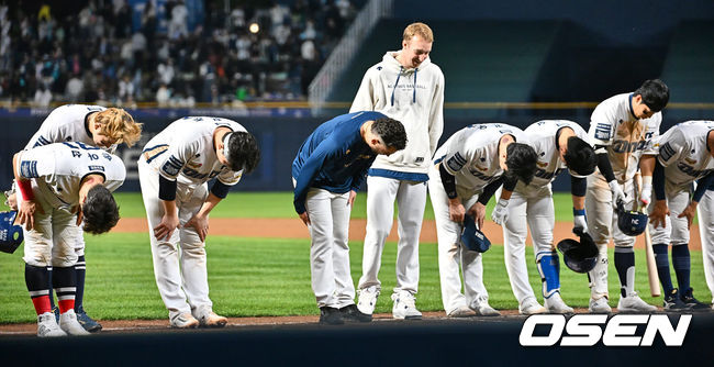 NC 다이노스 선수들이 KT 위즈에 3-0으로 패하고 팬들에게 인사를 하고 있다. 2023.11.02 / foto0307@osen.co.kr