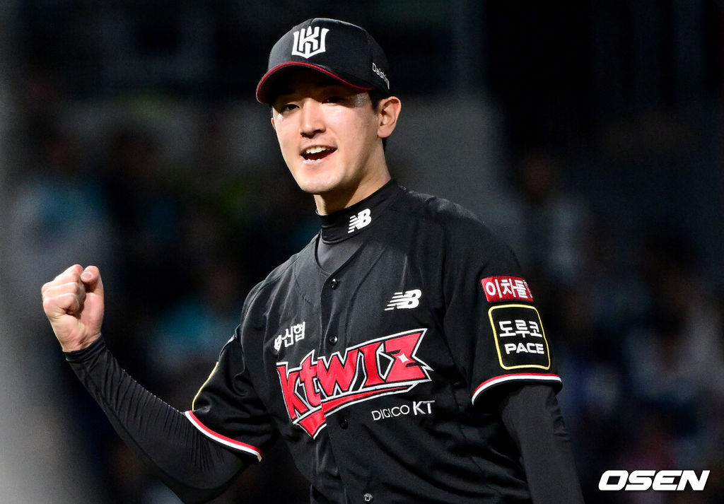 2일 오후 창원 NC파크에서 ‘2023 신한은행 SOL KBO 포스트시즌 플레이오프’ 3차전 NC 다이노스와 KT 위즈의 경기가 열렸다. 6회말 2사 1루 상황 NC 박건우를 삼진으로 이끌며 실점없이 이닝을 마무리지은 KT 선발 고영표가 환호하고 있다. 2023.11.02 / dreamer@osen.co.kr