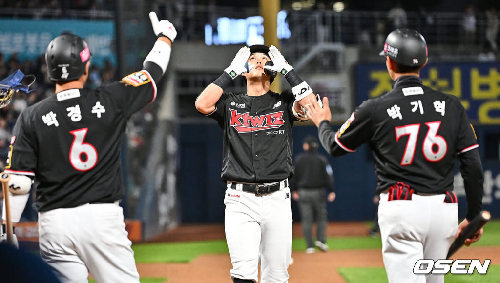 2일 창원 NC파크에서 2023 신한은행 SOL KBO 포스트시즌 플레이오프 NC 다이노스와 KT 위즈의 3차전 경기가 열렸다. KT 위즈 배정대가 2회초 1사 1루 좌중월 2점 홈런을 치고 세리머니를 하고 있다. 2023.11.02 / foto0307@osen.co.kr