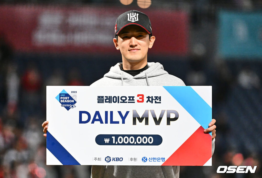 2일창원 NC파크에서 2023 신한은행 SOL KBO 포스트시즌 플레이오프 NC 다이노스와 KT 위즈의 3차전 경기가 열렸다. KT 위즈 고영표가 3차전 데일리 MVP를 수상하고 포즈를 취하고 있다. 2023.11.02 / foto0307@osen.co.kr