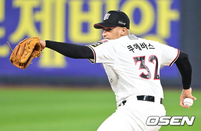 30일 오후 수원 KT위즈파크에서 ‘2023 신한은행 SOL KBO 포스트시즌 플레이오프’ 1차전 KT 위즈와 NC 다이노스의 경기가 열렸다.1회초 KT 선발 쿠에비스가 힘차게 공을 뿌리고 있다. 2023.10.30 / 