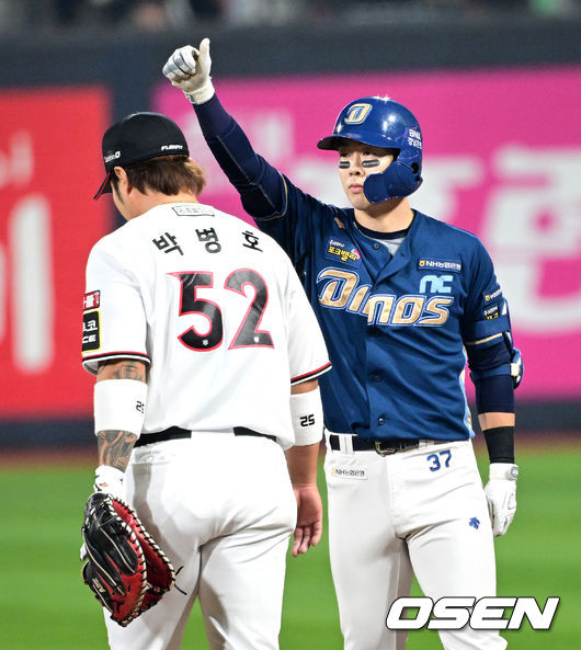 31일 오후 수원 KT위즈파크에서 ‘2023 신한은행 SOL KBO 포스트시즌 플레이오프’ 2차전 KT 위즈와 NC 다이노스의 경기가 열렸다.3회초 1사 1루 상황 NC 박건우가 안타를 날리고 1루에 안착해 기뻐하고 있다. 2023.10.31 / dreamer@osen.co.kr