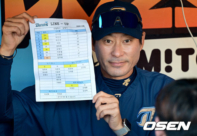 3일 오후 창원 NC파크에서 ‘2023 신한은행 SOL KBO 포스트시즌 플레이오프’ 4차전 NC 다이노스와 KT 위즈의 경기가 열린다.경기를 앞두고 NC 강인권 감독이 라인업을 공개하고 있다. 2023.11.03 / dreamer@osen.co.kr