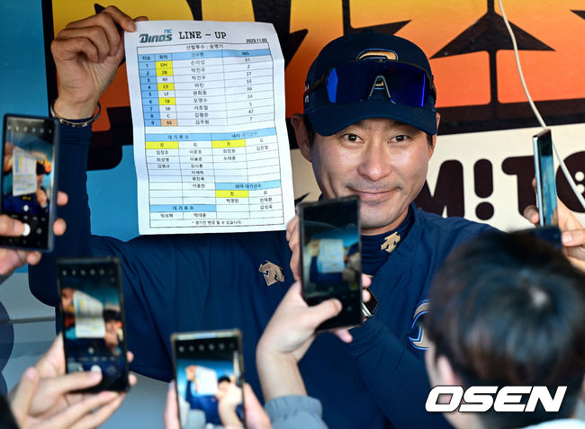 3일 오후 창원 NC파크에서 ‘2023 신한은행 SOL KBO 포스트시즌 플레이오프’ 4차전 NC 다이노스와 KT 위즈의 경기가 열린다.경기를 앞두고 NC 강인권 감독이 라인업을 공개하고 있다. 2023.11.03 / dreamer@osen.co.kr