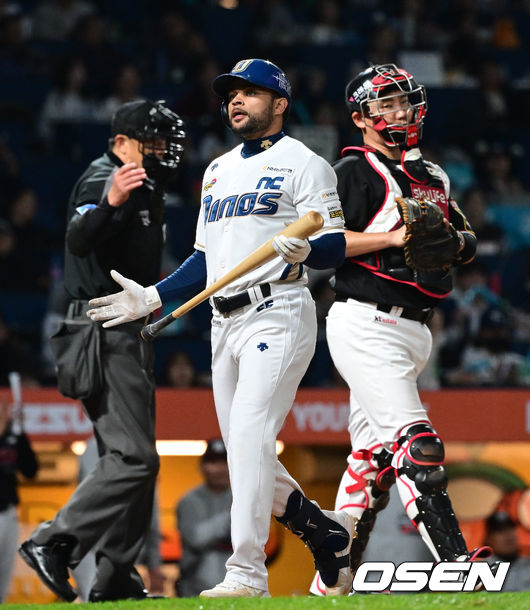 2일 오후 창원 NC파크에서 ‘2023 신한은행 SOL KBO 포스트시즌 플레이오프’ 3차전 NC 다이노스와 KT 위즈의 경기가 열렸다.9회말 1사 1루 상황 NC 마틴이 삼진으로 물러나고 있다. 2023.11.02 / dreamer@osen.co.kr