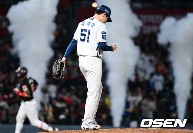 3일 오후 창원 NC파크에서 ‘2023 신한은행 SOL KBO 포스트시즌 플레이오프’ 4차전 NC 다이노스와 KT 위즈의 경기가 열렸다.4회초 무사 선두타자로 나선 KT 황재균에게 좌월 솔로포를 내준 NC 투수 이재학이 아쉬워하고 있다. 2023.11.03 / dreamer@osen.co.kr