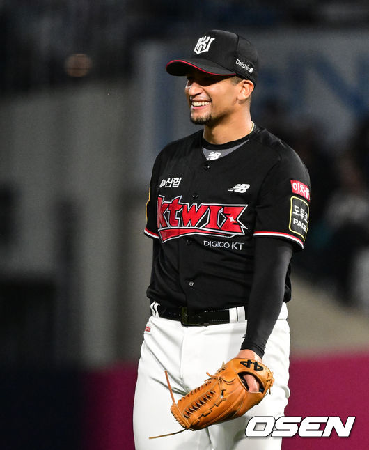 3일 오후 창원 NC파크에서 ‘2023 신한은행 SOL KBO 포스트시즌 플레이오프’ 4차전 NC 다이노스와 KT 위즈의 경기가 열렸다.5회말 무사에서 KT 쿠에바스가 NC 권희동의 3루땅볼에 황재균이 호수비에 미소짓고 있다. 2023.11.03 /jpnews@osen.co.kr