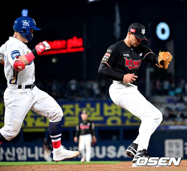 3일 오후 창원 NC파크에서 ‘2023 신한은행 SOL KBO 포스트시즌 플레이오프’ 4차전 NC 다이노스와 KT 위즈의 경기가 열렸다.3회말 2사 주자없는 상황 NC 손아섭의 내야 땅볼 때 KT 선발 쿠에바스가 송구를 잡아 1루 포스아웃 시키고 있다. 2023.11.03 / dreamer@osen.co.kr