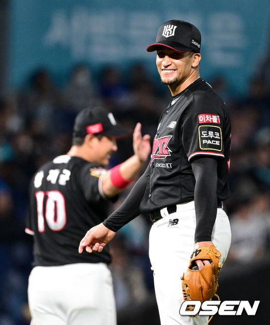 3일 오후 창원 NC파크에서 ‘2023 신한은행 SOL KBO 포스트시즌 플레이오프’ 4차전 NC 다이노스와 KT 위즈의 경기가 열렸다.5회말 무사 선두타자로 나선 NC 권희동을 내야 땅볼로 이끈 KT 선발 쿠에바스가 야수들을 바라보며 미소짓고 있다. 2023.11.03 / dreamer@osen.co.kr