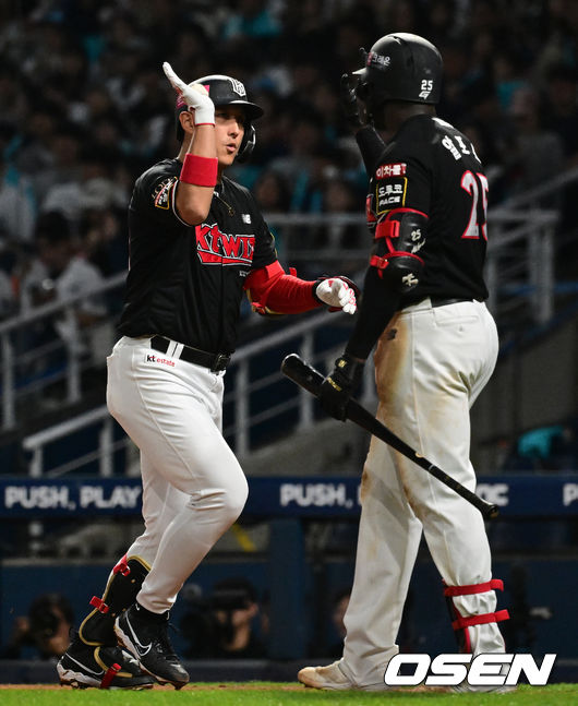 3일 오후 창원 NC파크에서 ‘2023 신한은행 SOL KBO 포스트시즌 플레이오프’ 4차전 NC 다이노스와 KT 위즈의 경기가 열렸다.4회초 무사에서 KT 황재균이 좌월 솔로포를 날리고 알포드와 하이파이브를 하고 있다. 2023.11.03 /jpnews@osen.co.kr