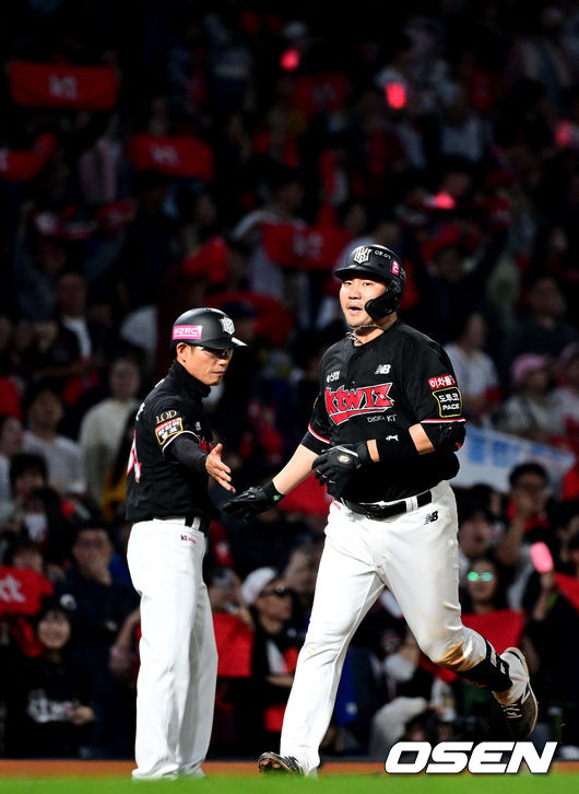 3일 오후 창원 NC파크에서 ‘2023 신한은행 SOL KBO 포스트시즌 플레이오프’ 4차전 NC 다이노스와 KT 위즈의 경기가 열렸다.4회초 2사 주자없는 상황 KT 장성우가 달아나는 좌월 솔로포를 날리고 그라운드를 돌며 최만호 코치와 인사 나누고 있다. 2023.11.03 / dreamer@osen.co.kr