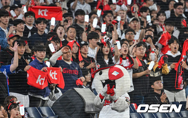 KT 위즈 또리가 팬들과 응원을 하고 있다. 2023.11.03 / foto0307@osen.co.kr