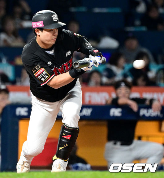 3일 오후 창원 NC파크에서 ‘2023 신한은행 SOL KBO 포스트시즌 플레이오프’ 4차전 NC 다이노스와 KT 위즈의 경기가 열렸다.3회초 무사 1루 상황 KT 문상철이 희생 번트를 대고 있다. 2023.11.03 / dreamer@osen.co.kr