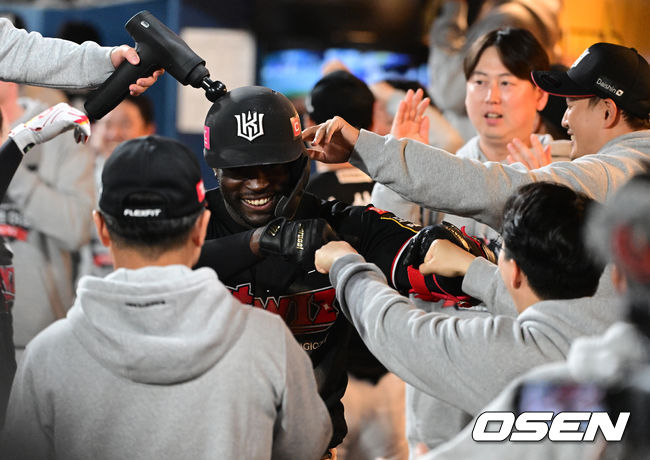 3일 오후 창원 NC파크에서 ‘2023 신한은행 SOL KBO 포스트시즌 플레이오프’ 4차전 NC 다이노스와 KT 위즈의 경기가 열렸다.8회초 무사에서 KT 알포드가 좌중월 솔로포를 날리고 동료선수들과 기뻐하고 있다. 2023.11.03 /