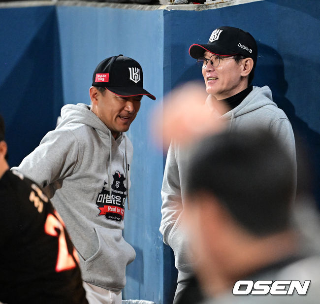 3일 오후 창원 NC파크에서 ‘2023 신한은행 SOL KBO 포스트시즌 플레이오프’ 4차전 NC 다이노스와 KT 위즈의 경기가 열렸다.4회초 2사에서 KT 이강철 감독이 장성우의 좌월 솔로포에 미소짓고있다. 2023.11.03 /jpnews@osen.co.kr