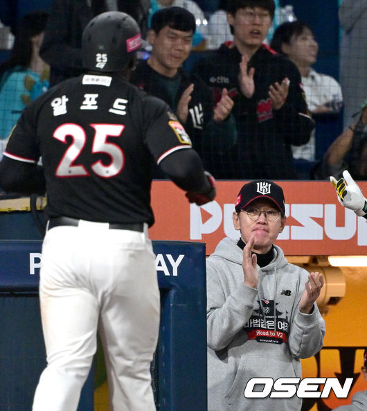 3일 오후 창원 NC파크에서 ‘2023 신한은행 SOL KBO 포스트시즌 플레이오프’ 4차전 NC 다이노스와 KT 위즈의 경기가 열렸다.1회초 1사 1, 3루 상황 KT 장성우의 달아나는 1타점 희생플라이 때 3루 주자 알포드가 홈 쇄도 슬라이딩 해 세이프됐다. 알포드를 향해 박수 보내는 KT 이강철 감독. 2023.11.03 / dreamer@osen.co.kr