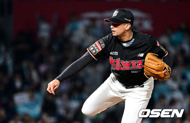 3일 오후 창원 NC파크에서 ‘2023 신한은행 SOL KBO 포스트시즌 플레이오프’ 4차전 NC 다이노스와 KT 위즈의 경기가 열렸다.2회말 KT 선발 쿠에바스가 힘차게 공을 뿌리고 있다. 2023.11.03 / dreamer@osen.co.kr