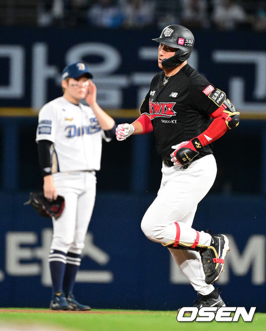 3일 오후 창원 NC파크에서 ‘2023 신한은행 SOL KBO 포스트시즌 플레이오프’ 4차전 NC 다이노스와 KT 위즈의 경기가 열렸다.4회초 무사에서 KT 황재균이 좌월 솔로포를 날리고 그라운드를 돌고  있다. 2023.11.03 /jpnews@osen.co.kr