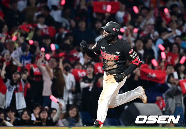 3일 오후 창원 NC파크에서 ‘2023 신한은행 SOL KBO 포스트시즌 플레이오프’ 4차전 NC 다이노스와 KT 위즈의 경기가 열렸다.8회초 무사 선두타자로 나선 KT 알포드가 달아나는 좌중간 솔로포를 날리고 그라운드를 돌고 있다. 2023.11.03 / dreamer@osen.co.kr