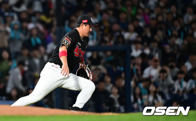 3일 오후 창원 NC파크에서 ‘2023 신한은행 SOL KBO 포스트시즌 플레이오프’ 4차전 NC 다이노스와 KT 위즈의 경기가 열렸다.1회말 무사 선두타자로 나선 NC 손아섭의 내야 땅볼 때 KT 3루수 황재균이 타구를 놓치는 실책을 범하고 있다. 2023.11.03 / dreamer@osen.co.kr