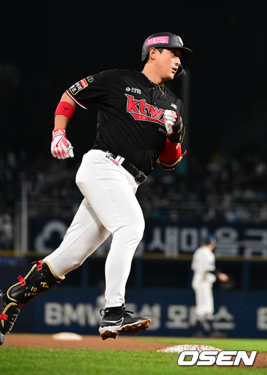 3일 오후 창원 NC파크에서 ‘2023 신한은행 SOL KBO 포스트시즌 플레이오프’ 4차전 NC 다이노스와 KT 위즈의 경기가 열렸다.4회초 무사에서 KT 황재균이 좌월 솔로포를 날리고 그라운드를 돌고  있다. 2023.11.03 /jpnews@osen.co.kr