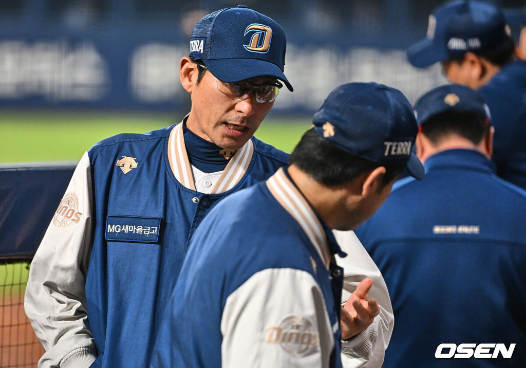 3일 창원 NC파크에서 2023 신한은행 SOL KBO 포스트시즌 플레이오프 NC 다이노스와 KT 위즈의 4차전 경기가 열렸다. NC 다이노스 강인권 감독이 김수경 코치와 얘기를 하고 있다. 2023.11.03 / foto0307@osen.co.kr