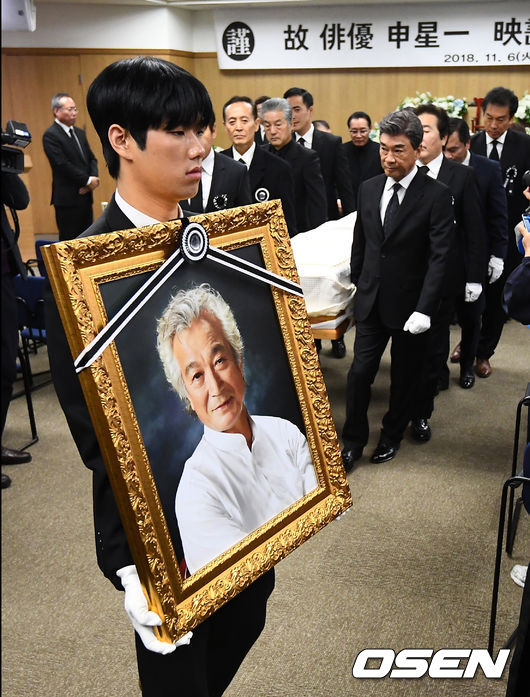 배우 신성일(본명 강신성일)의 영결식이 6일 오전 서울 송파구 서울아산병원 장례식장에서 영화인장으로 거행된 가운데 유족과 관계자들이 고인의 영정을 운구하고 있다.