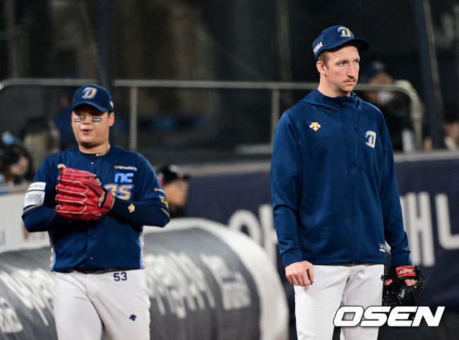 31일 오후 수원 KT위즈파크에서 ‘2023 신한은행 SOL KBO 포스트시즌 플레이오프’ 2차전 KT 위즈와 NC 다이노스의 경기가 열렸다.7회초 수비 때 NC 선발 신민혁의 연습 피칭을 동료 선발 페디가 지켜주고 있다. 2023.10.31 / dreamer@osen.co.kr