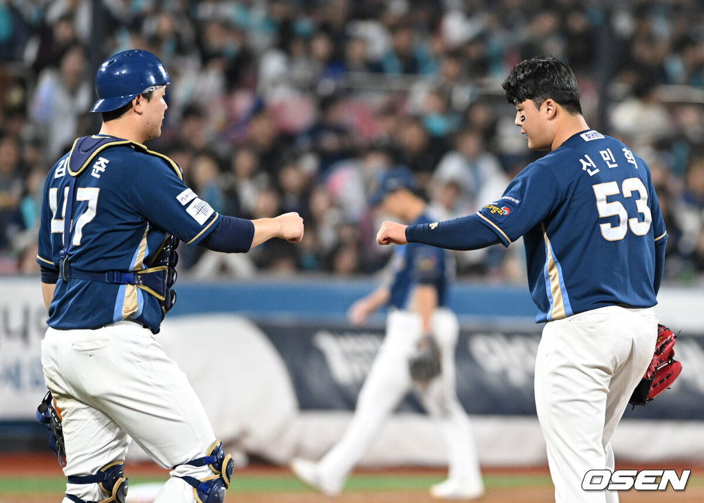 31일 오후 수원 KT위즈파크에서 ‘2023 신한은행 SOL KBO 포스트시즌 플레이오프’ 2차전 KT 위즈와 NC 다이노스의 경기가 열렸다. 7회말 1사 1,2루에서 NC 신민혁이 마운드를 내려가고 있다. 2023.10.31 /sunday@osen.co.kr