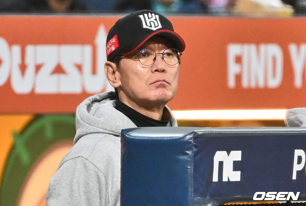 2일 창원 NC파크에서 2023 신한은행 SOL KBO 포스트시즌 플레이오프 NC 다이노스와 KT 위즈의 3차전 경기가 열렸다. KT 위즈 이강철 감독이 경기를 지켜보고 있다. 2023.11.02 / foto0307@osen.co.kr