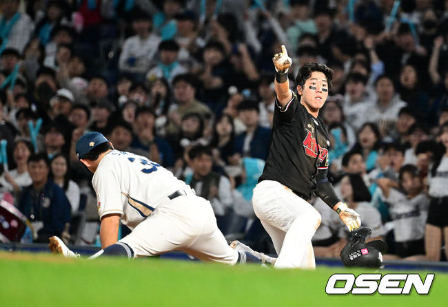 3일 오후 창원 NC파크에서 ‘2023 신한은행 SOL KBO 포스트시즌 플레이오프’ 4차전 NC 다이노스와 KT 위즈의 경기가 열렸다.2회초 무사에서  KT 오윤석이 우격수 땅볼에 1루에서 아웃이 되자 비디오 판독을 요청하고 있다. 판독 결과 원심 번복 내야안타. 2023.11.03 /jpnews@osen.co.kr